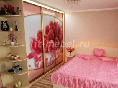 Розовый шкаф-купе в спальню девочке